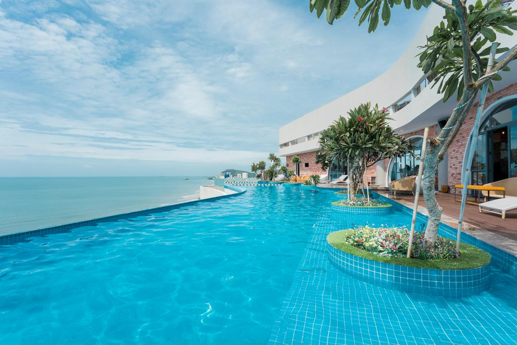 Thiết kế bể bơi tràn bờ view ôm trọn cảnh quan