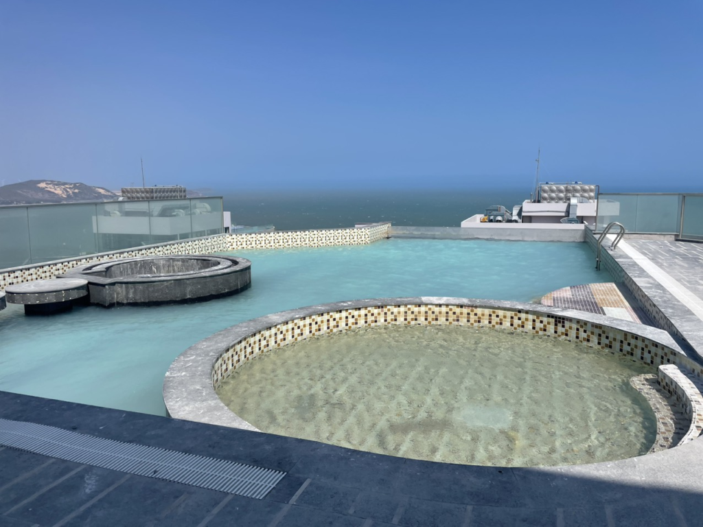 Thiết kế rooftop pool đẳng cấp cho mẫu hồ bơi khách sạn đẹp