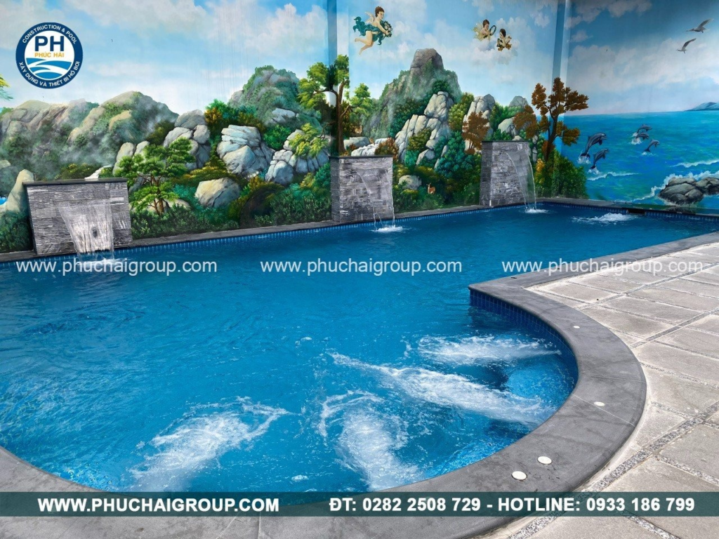 Mẫu hồ bơi hiện đại kết hợp thác nước và tranh tường.