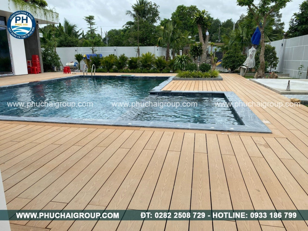 Mẫu hồ bơi lát sàn gỗ sang trọng do Phúc Hải Group thiết kế