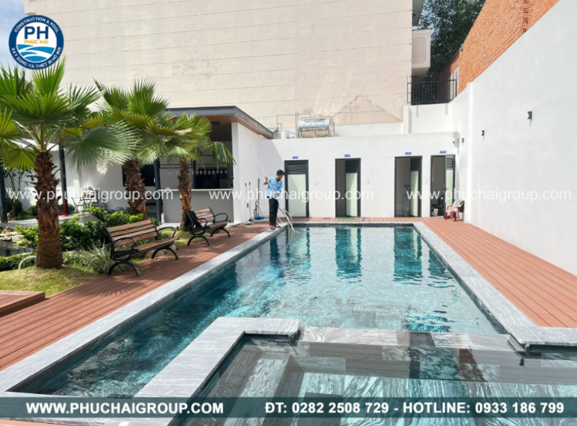 Gạch porcelain ốp lát hồ bơi, giải pháp tối ưu chi phí và bền bỉ cho hồ bơi gia đình