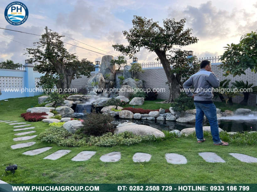 Thi công hồ bơi phong cách resort với đá tự nhiên thô mộc, chống trơn trượt hiệu quả