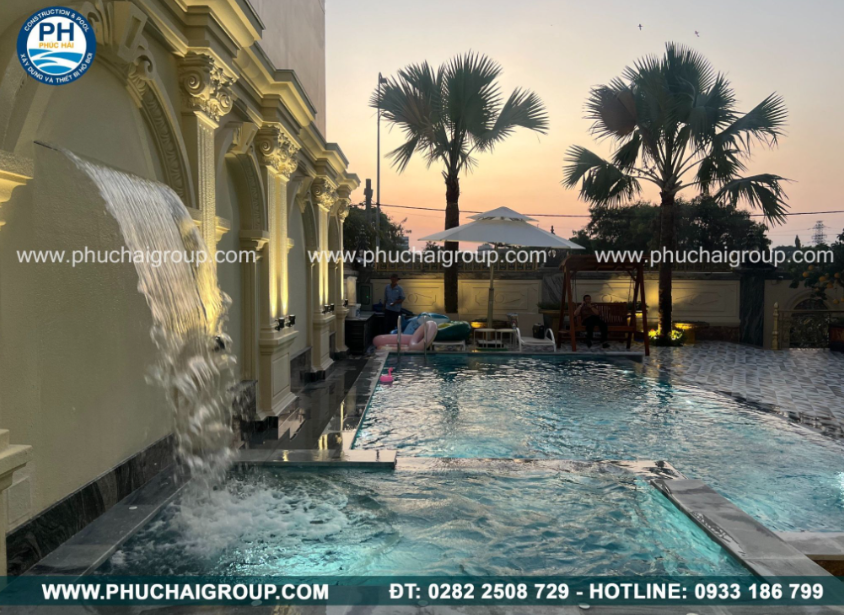 So sánh chi phí thi công hồ bơi resort hình chữ nhật và hồ bơi thiết kế tự do.