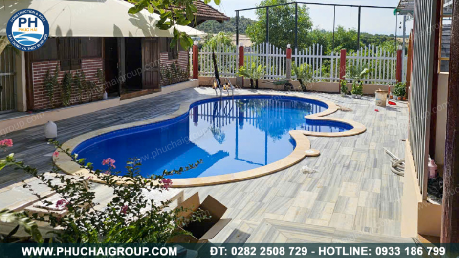 Yếu tố ảnh hưởng đến đơn giá thi công hồ bơi resort tại các thành phố lớn.