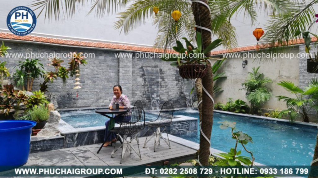 Sử dụng gạch mosaic thủy tinh chất lượng cho hồ bơi gia đình giúp tăng độ bền và thẩm mỹ