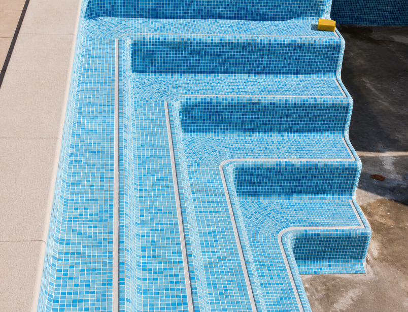 Lớp bảo vệ chống thấm hoàn thiện bằng gạch mosaic thẩm mỹ.