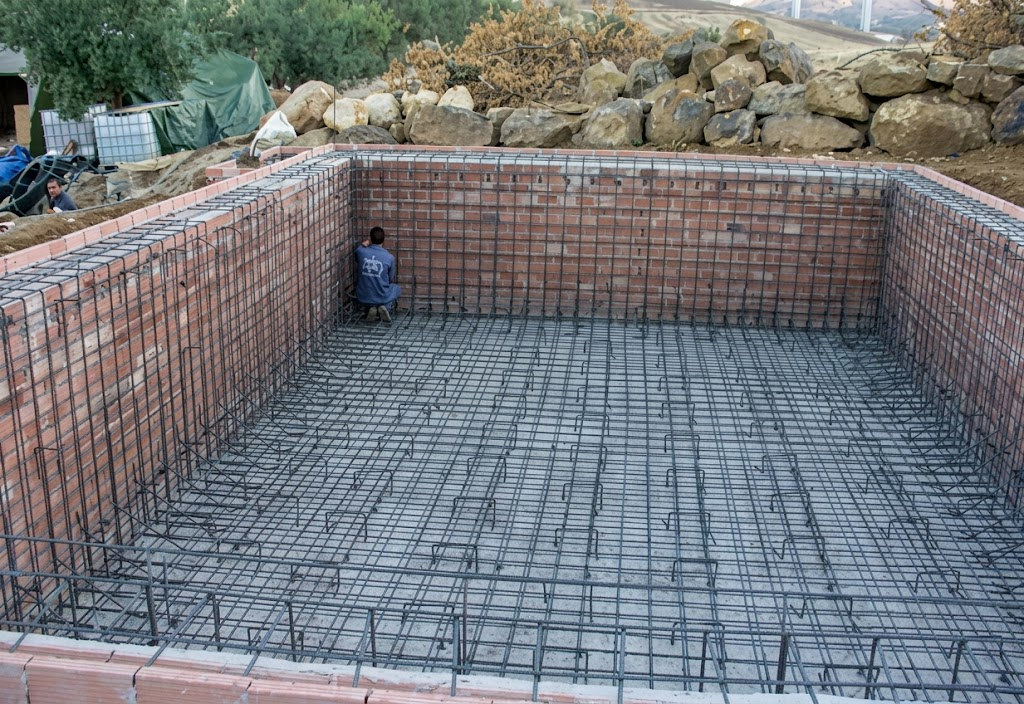 Đội ngũ nhân viên thực hiện gia cố nền móng theo đúng biên dạng thiết kế