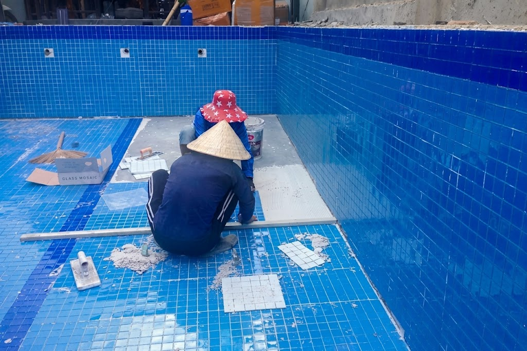 Đội ngũ nhân công thực hiện chống thấm kỹ lưỡng trước khi ốp gạch