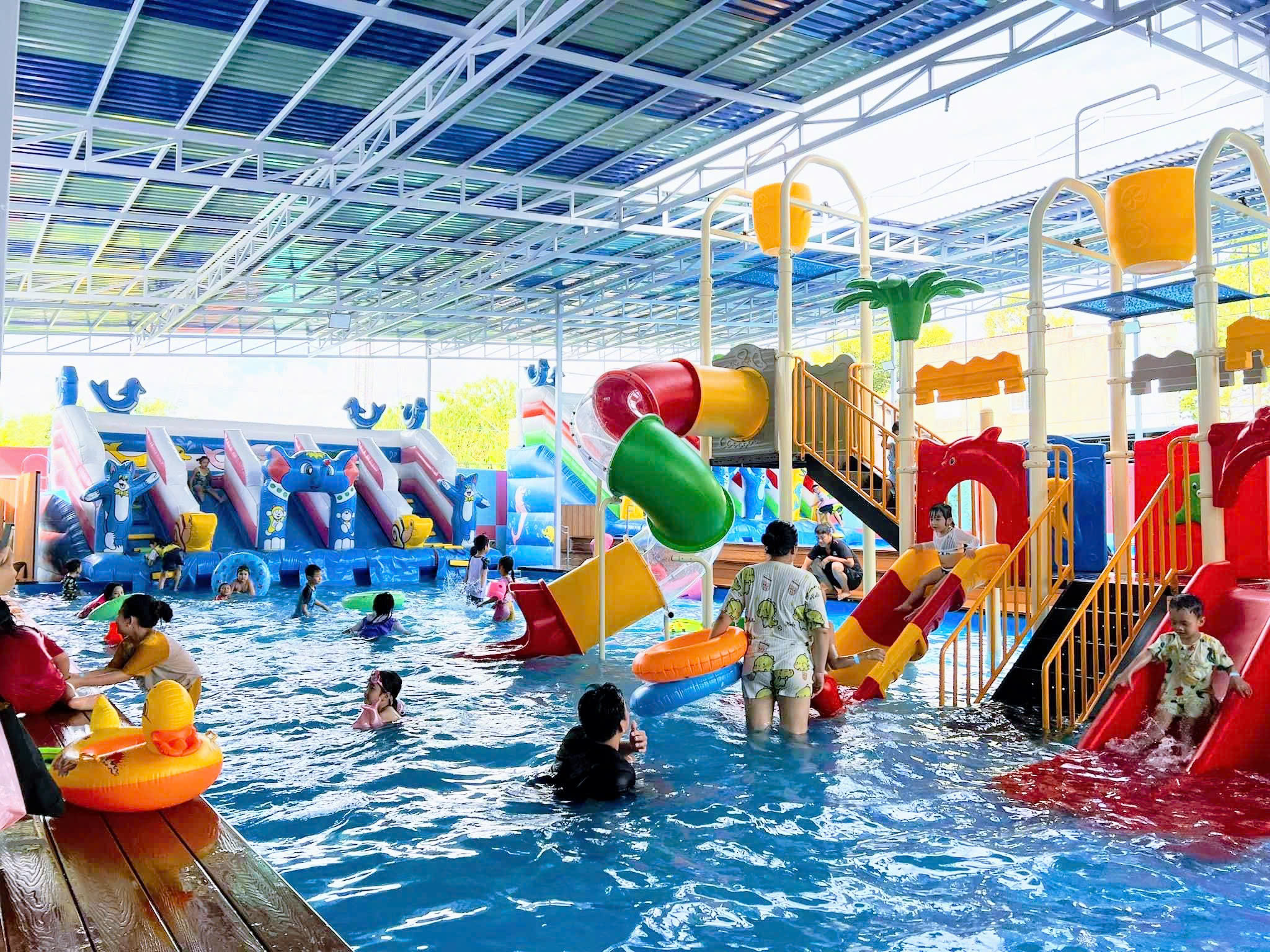 Hồ bơi kinh doanh và khu vui chơi nước là một loại hình giúp đầu tư sinh lời ổn định