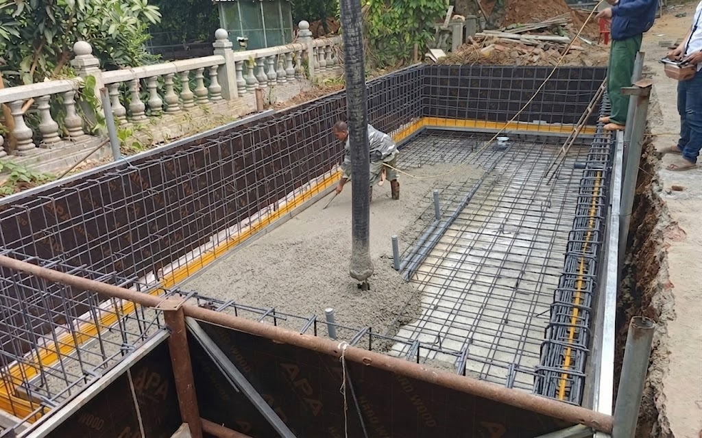 Đội ngũ nhân công đang thực hiện gia cố móng giúp nền đất ổn định