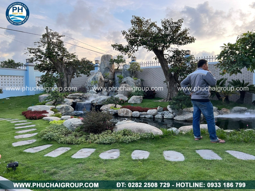 Hồ bơi ngoài trời thường có tần suất thay nước nhiều hơn