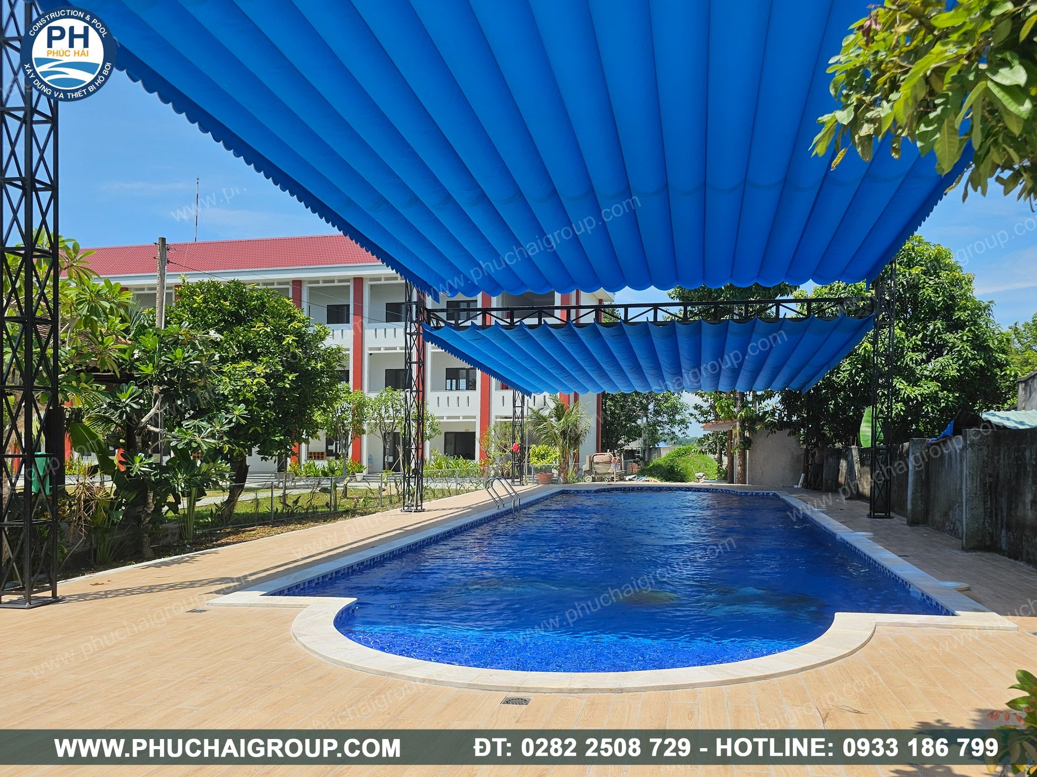 Sử dụng bạt che phủ để tránh tích tụ bụi bẩn và lá cây