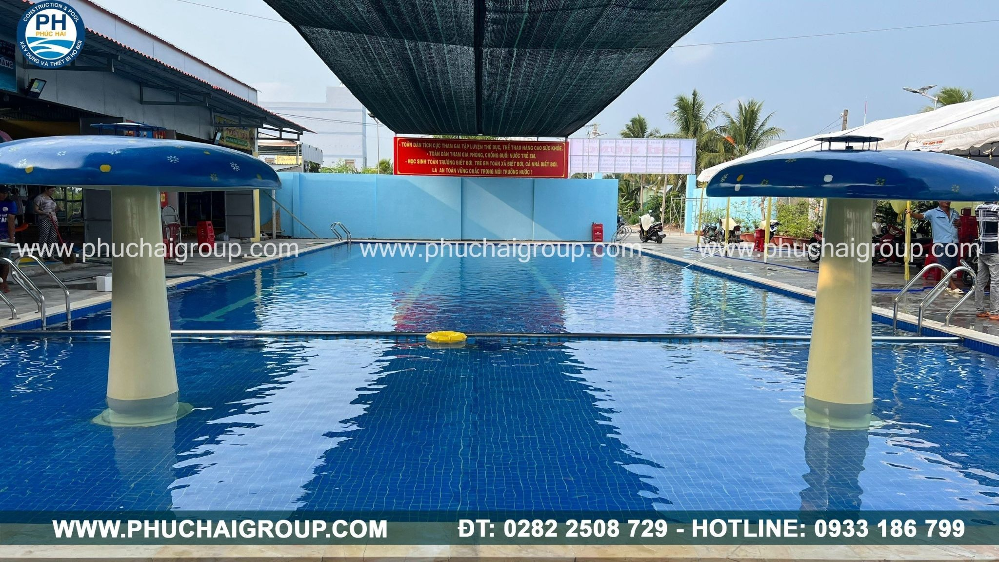Sử dụng tấm che phủ hồ bơi khi không sử dụng để hạn chế tảo phát triển