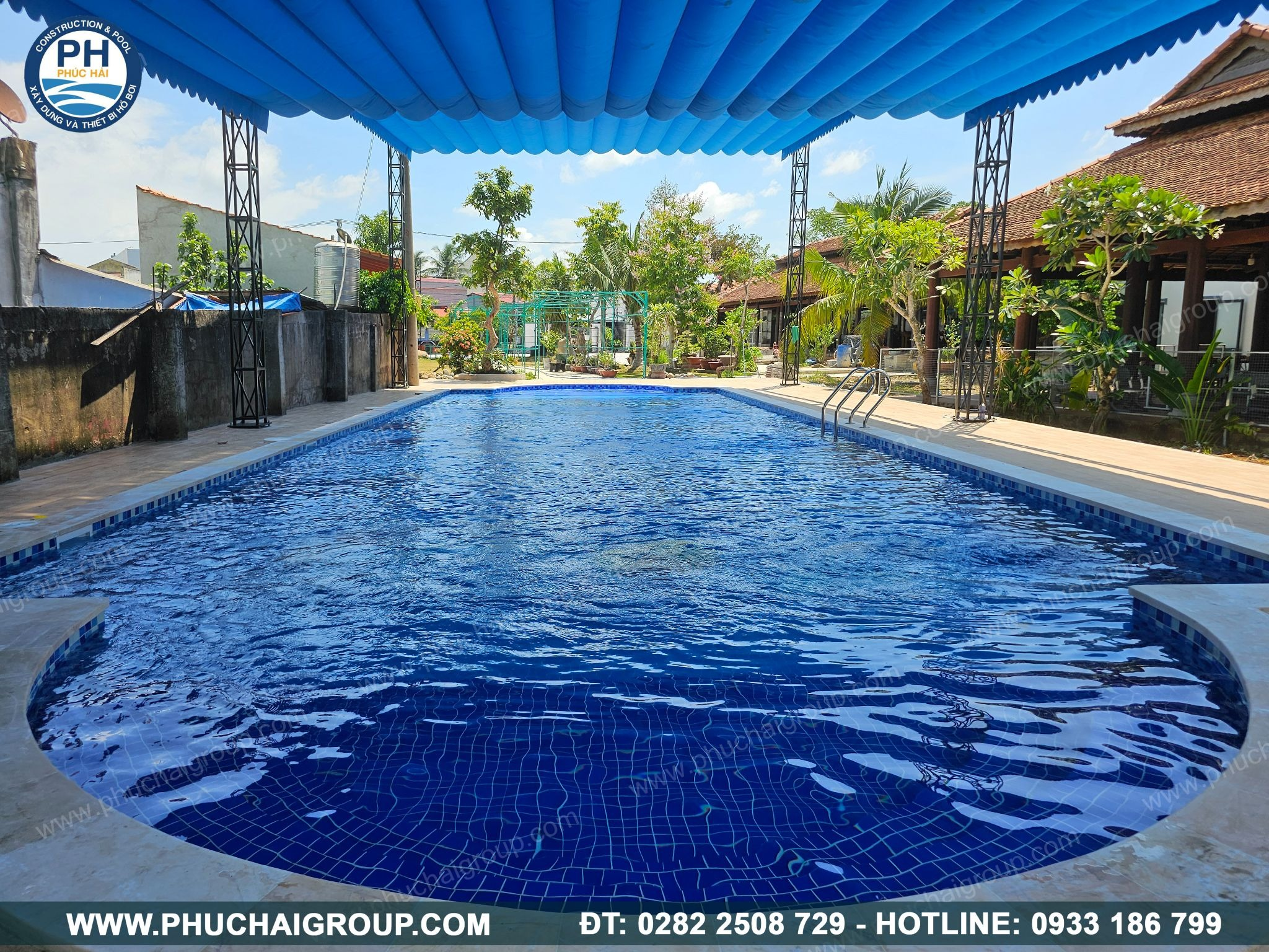 Giá xây hồ bơi 50m2 phụ thuộc vào nhiều yếu tố