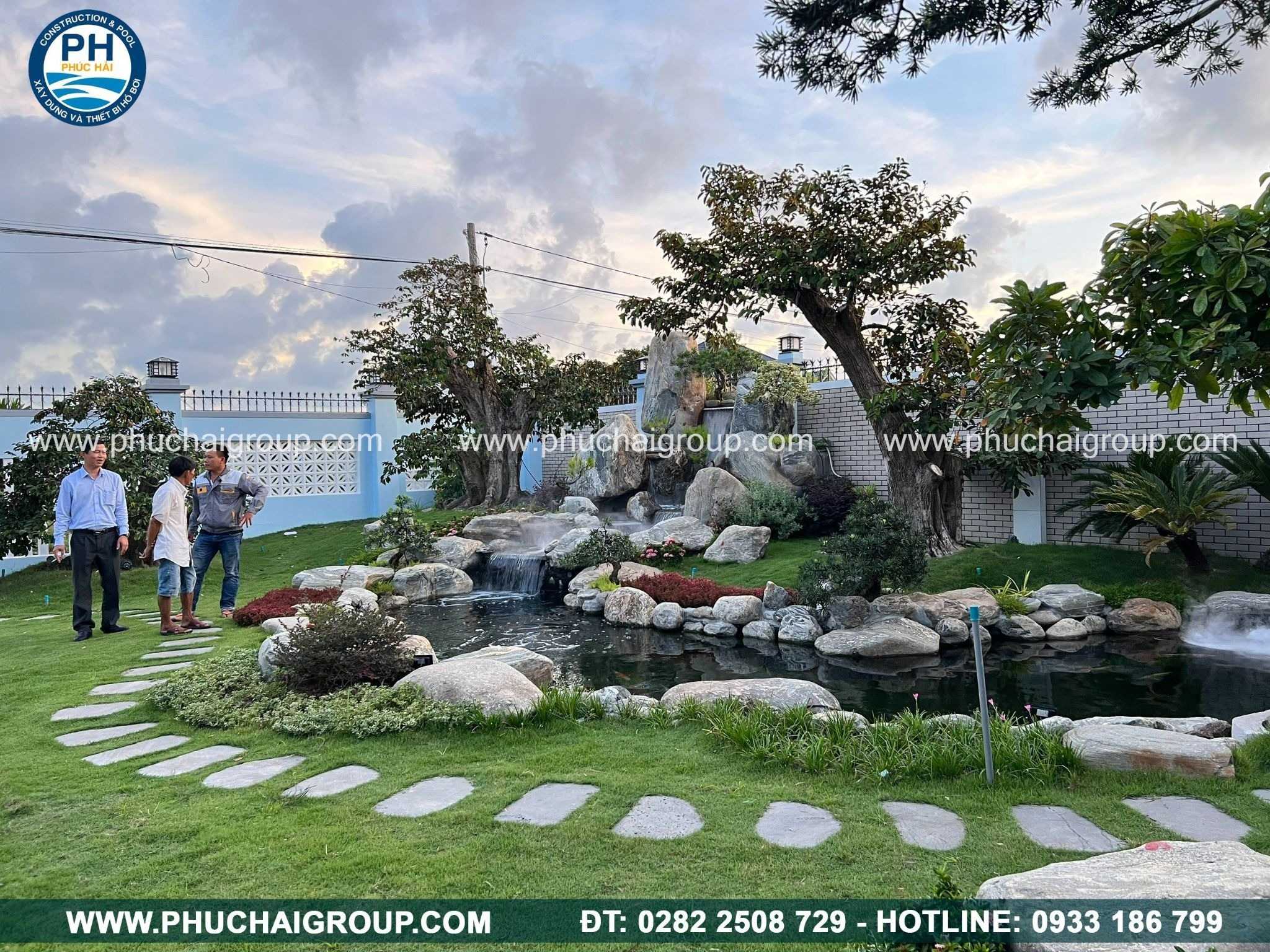 Hồ bơi nhiệt đới được thiết kế theo phong cách gần gũi với thiên nhiên