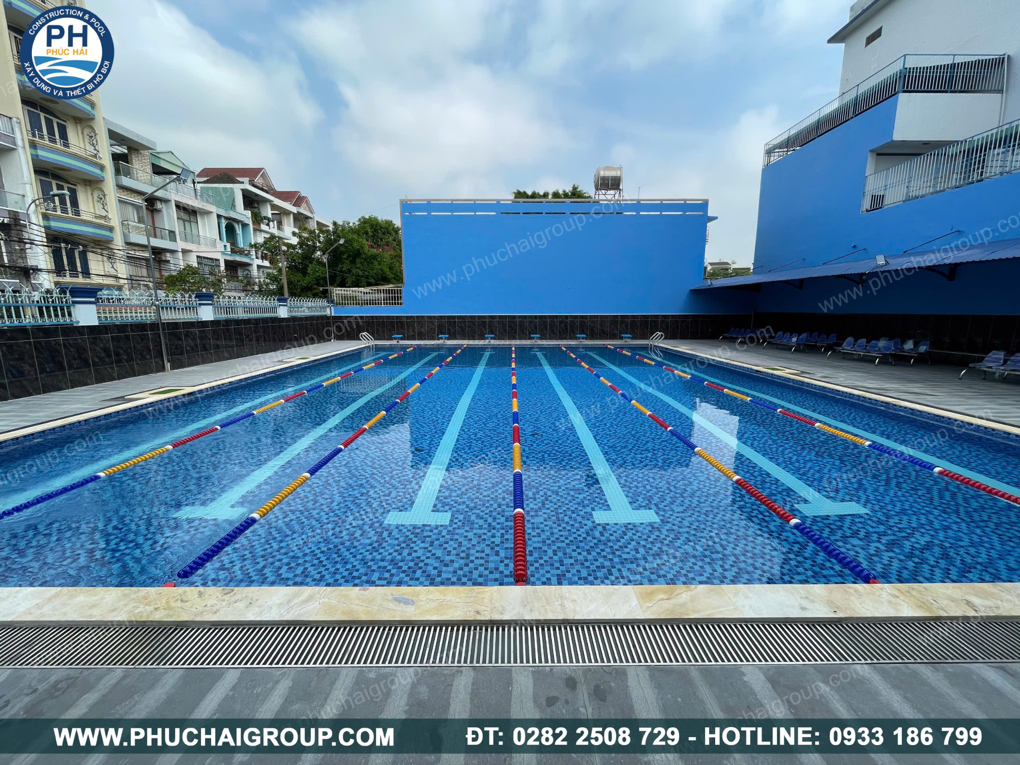 Hồ bơi tại trường học giúp các em học sinh tiếp cận sớm với kỹ năng bơi lội an toàn