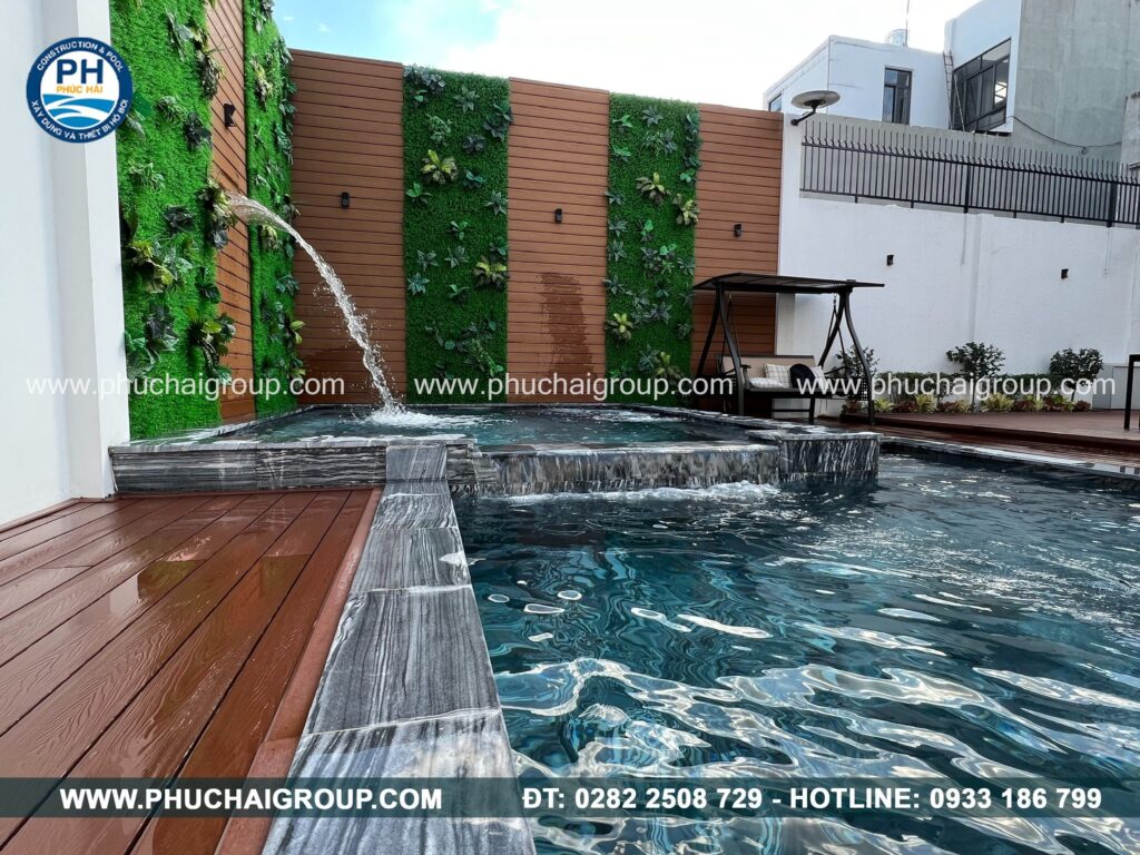 Mẫu hồ bơi sân vườn kết hợp tiểu cảnh tường cây xanh và thác nước trang trí hiện đại do Phúc Hải Group thực hiện
