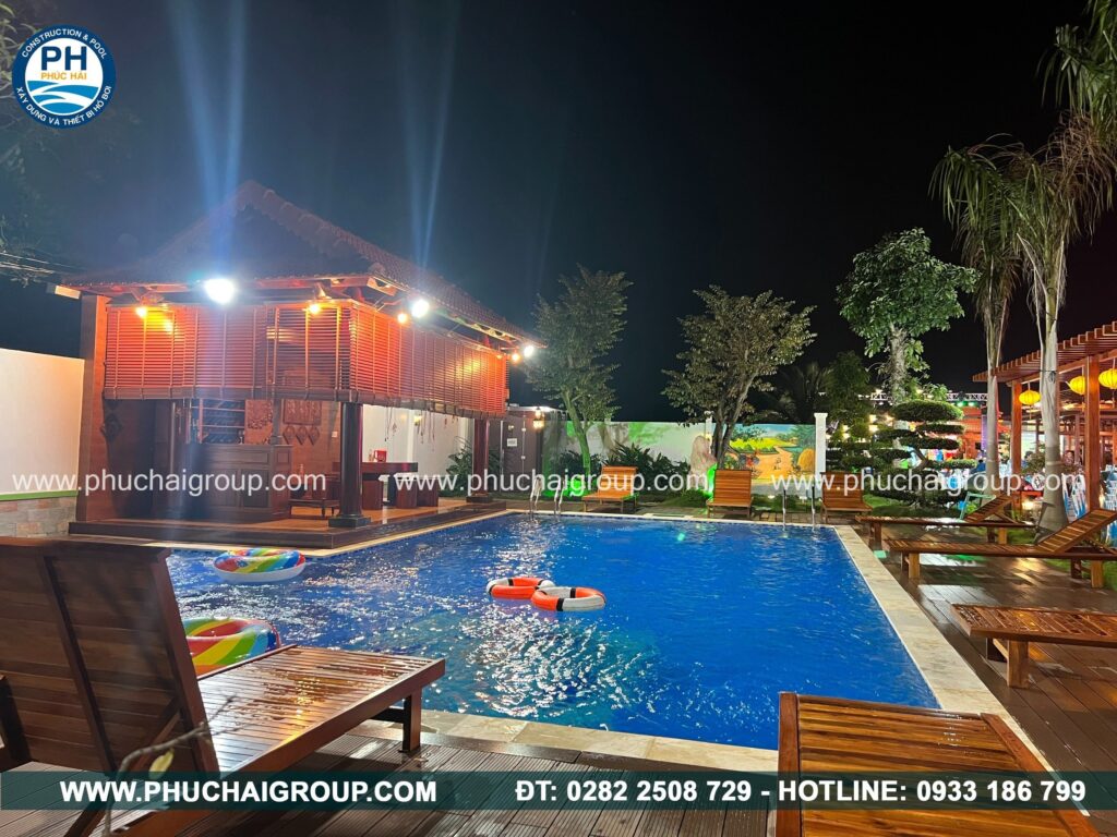 Mẫu hồ bơi sân vườn kết hợp khu nghỉ dưỡng ngoài trời và chòi gỗ lung linh về đêm