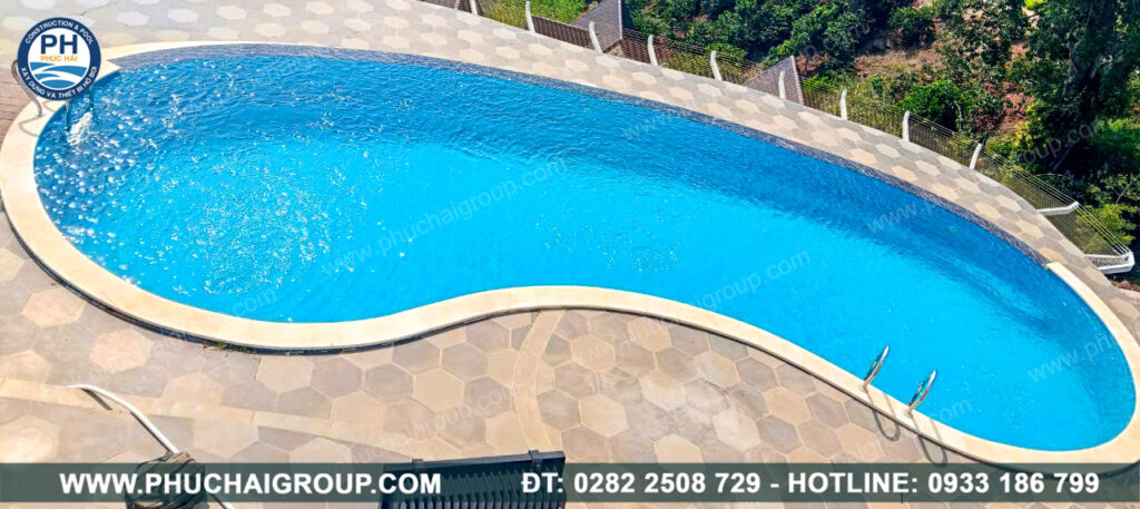Góc nhìn trên cao toàn cảnh của mẫu hồ bơi sân thượng hiện đại kết hợp bố trí không gian ngoại thất hài hòa