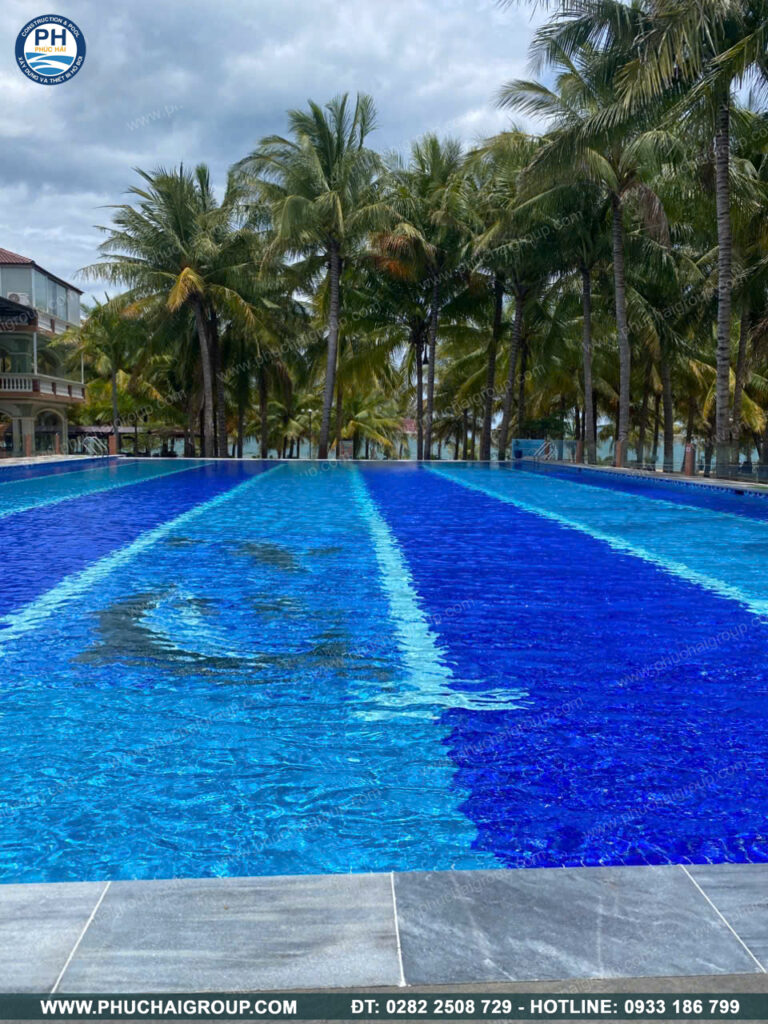 Mặt nước hồ bơi resort xanh mát, được duy trì chất lượng và xử lý tuần hoàn theo tiêu chuẩn kỹ thuật nghiêm ngặt