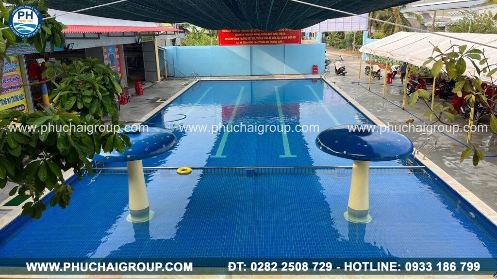 Góc nhìn dọc theo các làn bơi thi đấu chuyên nghiệp, tuân thủ quy chuẩn quốc tế về kích thước và hệ thống phân làn